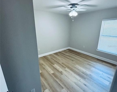 2060 Everest Street - Photo Thumbnail 7