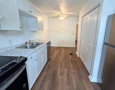 229 W Wisconsin Avenue - Photo Thumbnail 2