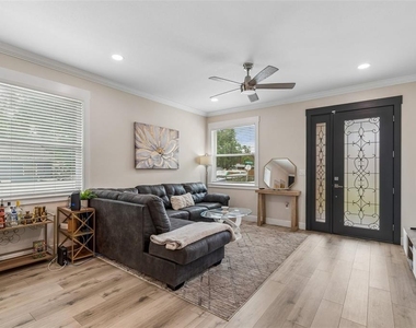 1901 W Cluster Avenue - Photo Thumbnail 7
