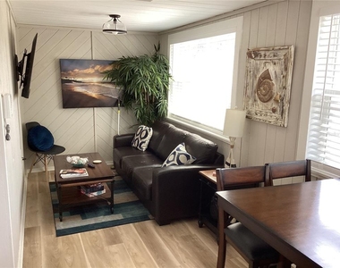 6062 Oak Ridge Avenue - Photo Thumbnail 8