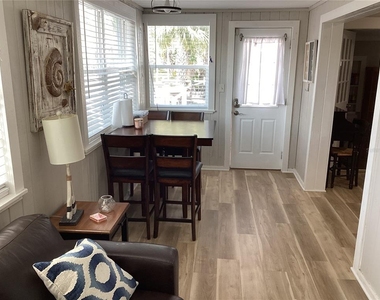 6062 Oak Ridge Avenue - Photo Thumbnail 9