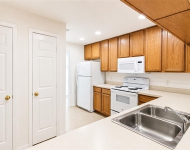 702 E Madison Street - Photo Thumbnail 3