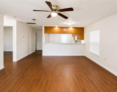 702 E Madison Street - Photo Thumbnail 2