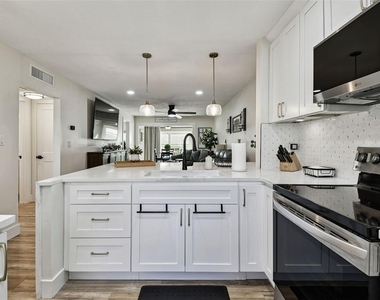 9032 Mission Oaks Boulevard - Photo Thumbnail 7