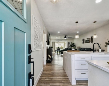 9032 Mission Oaks Boulevard - Photo Thumbnail 3