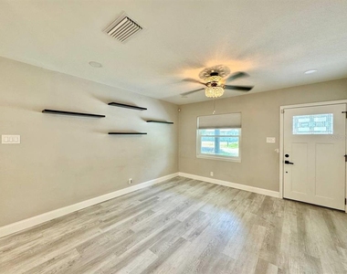 1918 E Shadowlawn Avenue - Photo Thumbnail 3