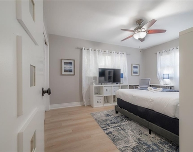 2916 W Collins Street - Photo Thumbnail 7
