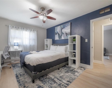 2916 W Collins Street - Photo Thumbnail 9