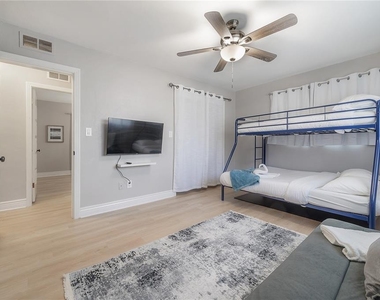 2916 W Collins Street - Photo Thumbnail 11
