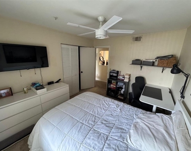 2360 Sw Archer Road - Photo Thumbnail 5