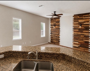 227 Pamona Street - Photo Thumbnail 4