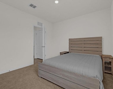 1444 Berry Lane - Photo Thumbnail 8
