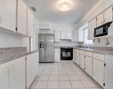 1040 San Luis Drive - Photo Thumbnail 9