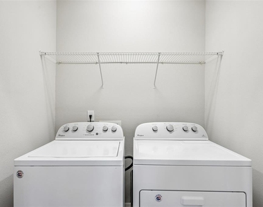 588 Piazza Point - Photo Thumbnail 17