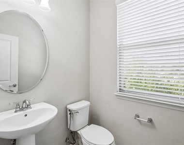 588 Piazza Point - Photo Thumbnail 14
