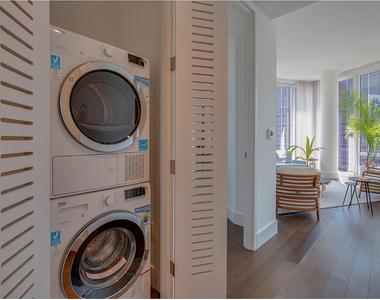 222 East 44th Street - Photo Thumbnail 5