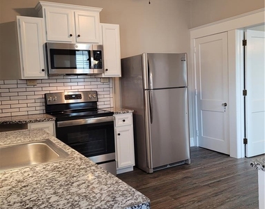 73 W Greenwich Street - Photo Thumbnail 11