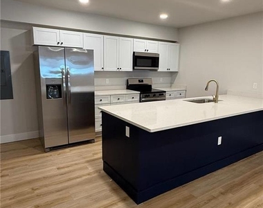 211 South Street - Photo Thumbnail 2