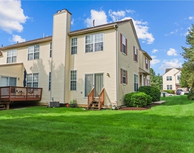 8100 Cross Creek Circle W - Photo Thumbnail 17