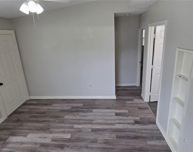 2425 Dixie Avenue - Photo Thumbnail 4
