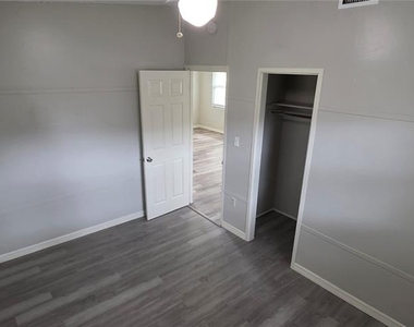 2425 Dixie Avenue - Photo Thumbnail 3