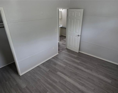 2425 Dixie Avenue - Photo Thumbnail 2