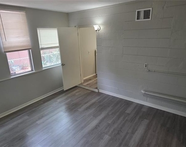 2425 Dixie Avenue - Photo Thumbnail 5