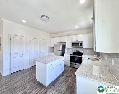 315 E Stone Alley - Photo Thumbnail 3