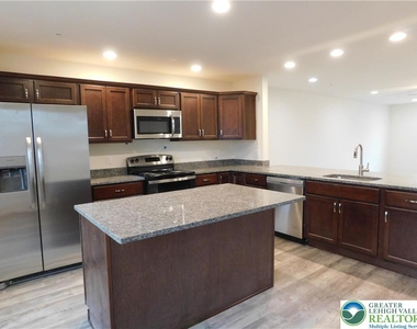 1549 Burkhardt Street - Photo Thumbnail 9