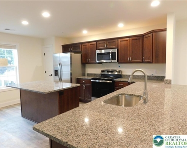 1549 Burkhardt Street - Photo Thumbnail 10