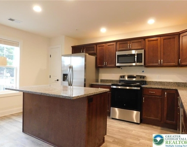 1549 Burkhardt Street - Photo Thumbnail 4