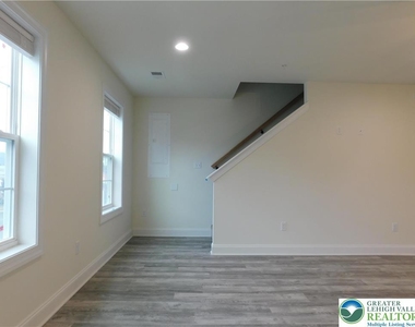 1549 Burkhardt Street - Photo Thumbnail 15