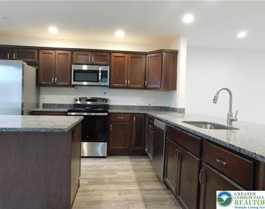 1549 Burkhardt Street - Photo Thumbnail 3