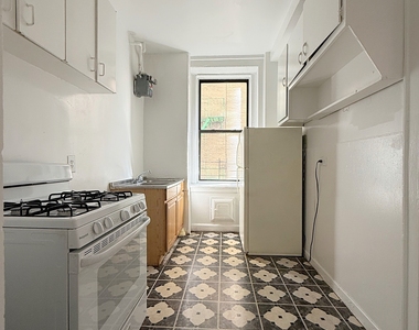 555 Edgecombe Avenue - Photo Thumbnail 4