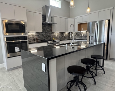 13079 Emerald Hills Avenue - Photo Thumbnail 9