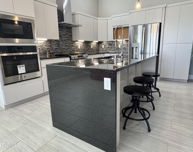 13079 Emerald Hills Avenue - Photo Thumbnail 10