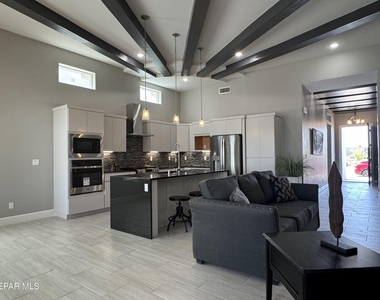 13079 Emerald Hills Avenue - Photo Thumbnail 7