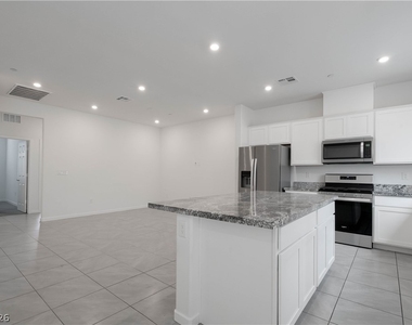 902 Bronzite Street - Photo Thumbnail 12
