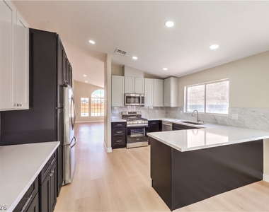 8305 Windrush Avenue - Photo Thumbnail 12