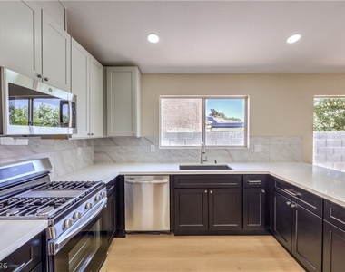 8305 Windrush Avenue - Photo Thumbnail 9