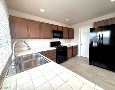 8346 Fame Avenue - Photo Thumbnail 7