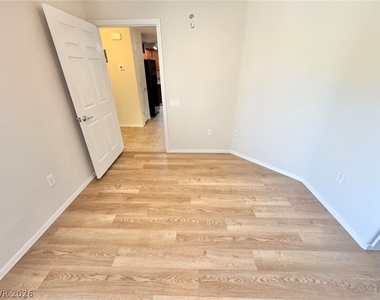 6868 Sky Pointe Drive - Photo Thumbnail 8
