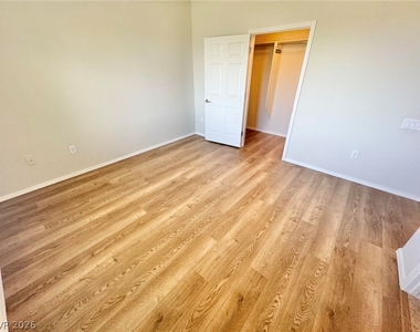 6868 Sky Pointe Drive - Photo Thumbnail 13