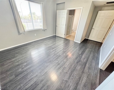 6868 Sky Pointe Drive - Photo Thumbnail 10