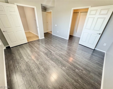 6868 Sky Pointe Drive - Photo Thumbnail 8