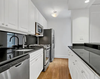 226 East 70th Street - Photo Thumbnail 2