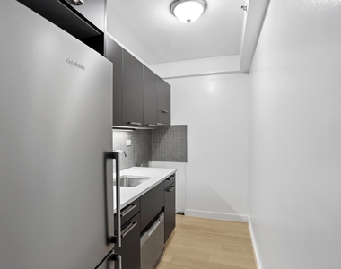 East 39th Street - Photo Thumbnail 4
