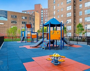 Queens Blvd - Photo Thumbnail 13