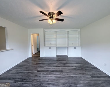 212 E Paces Drive - Photo Thumbnail 1