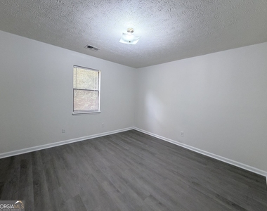 212 E Paces Drive - Photo Thumbnail 6